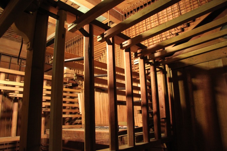 p 1 ensemble des transmissions (clavier, abrégé, tirants de registres, pilotes tournants, balanciers) IMG_7430