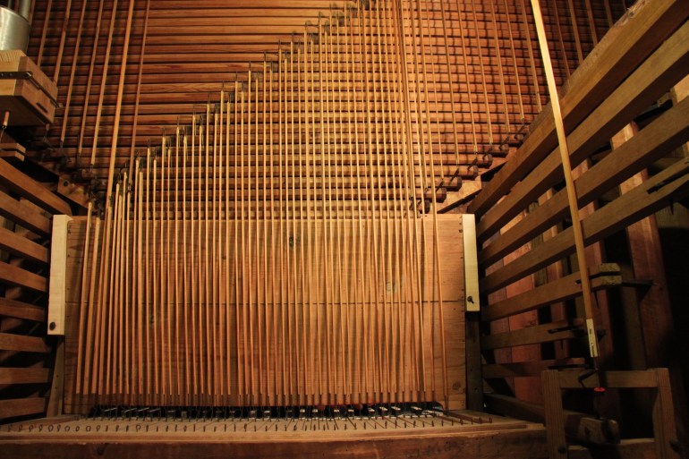 p 2 les transmissions au départ de la fenêtre du clavier  (clavier, abrégé et tirants de registres) IMG_7422